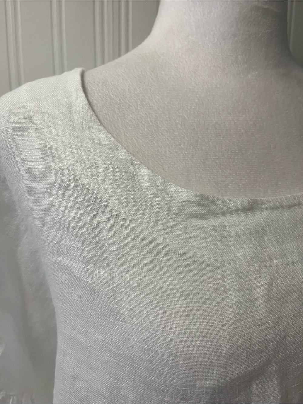 Women’s White Scoop Neck Linen Bell-Sleeve Blouse - Picture 2 of 8